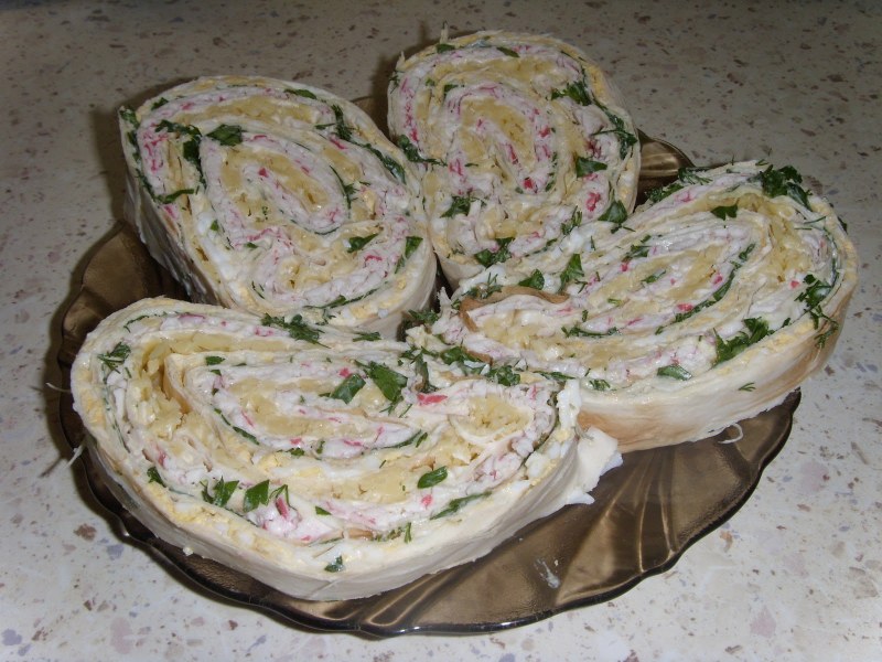 Рулет из лаваша с сыром и зеленью