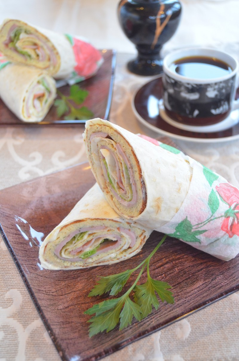 Рулет из лаваша с крабовыми палочками и яйцом и сыром