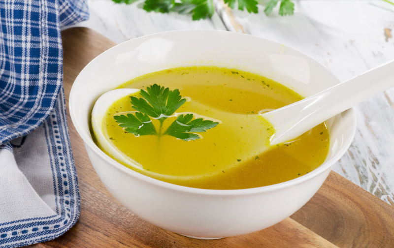 Бульон консоме с гренками