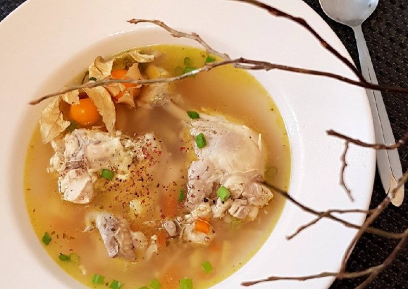 Куриный бульон с яйцом и зеленью