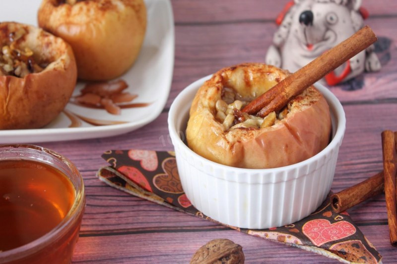 Яблоки с медом и корицей в духовке