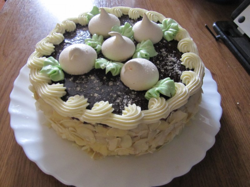 Миндальное пирожное с лимонным кремом и меренгой