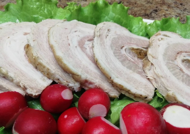 Рулет из свинины и курицы