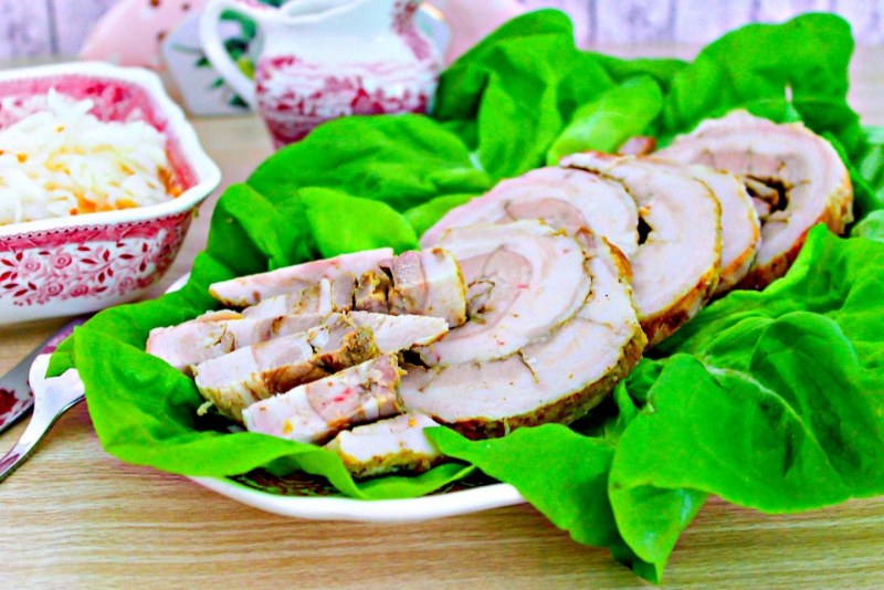 Свиной рулет с фисташками