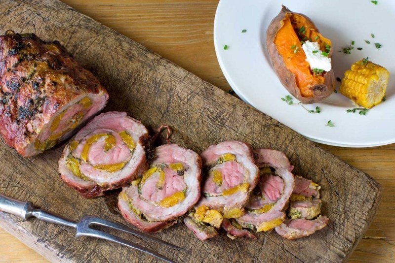 Мясной рулет на деревянной доске