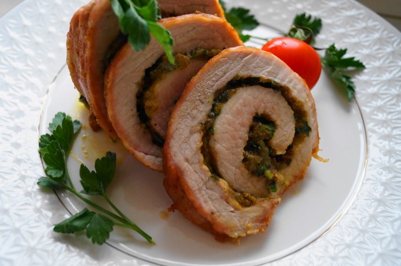 Мясной рулет из свинины вареный в луковой шелухе