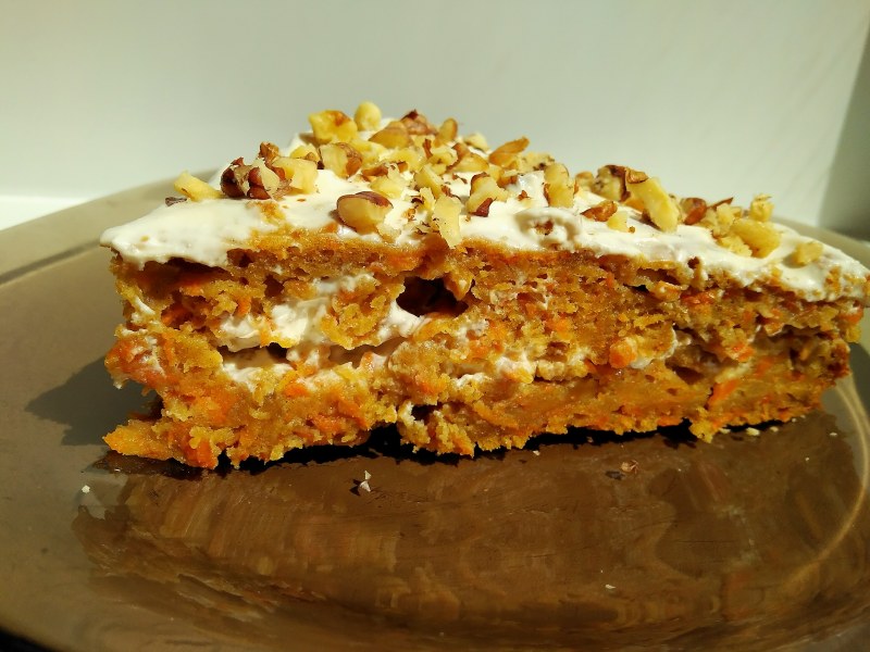 Морковный торт с грецкими орехами и корицей