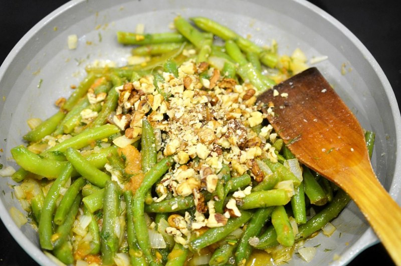 Лобио из стручковой фасоли с луком и яйцом