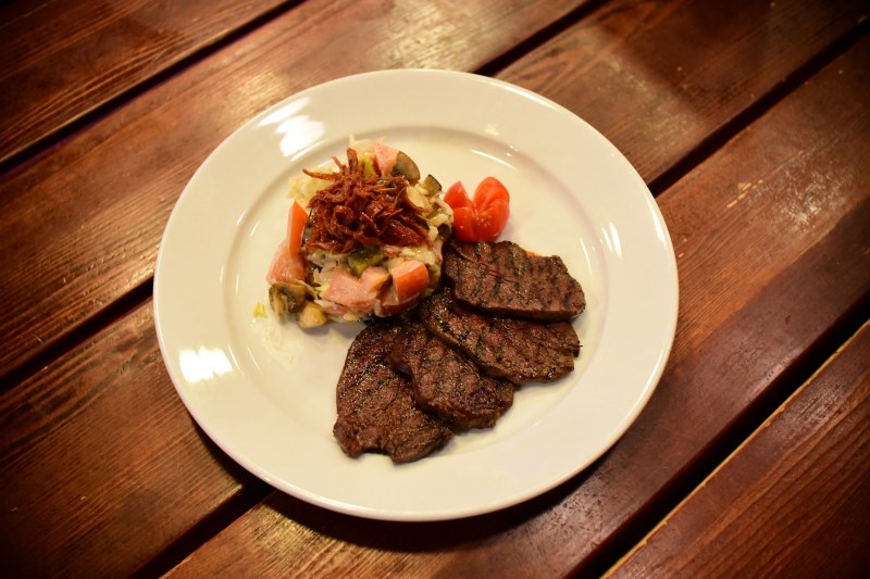 Медальоны из говядины с овощами гриль