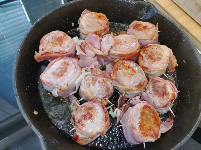 Медальоны из свиной вырезки на сковороде