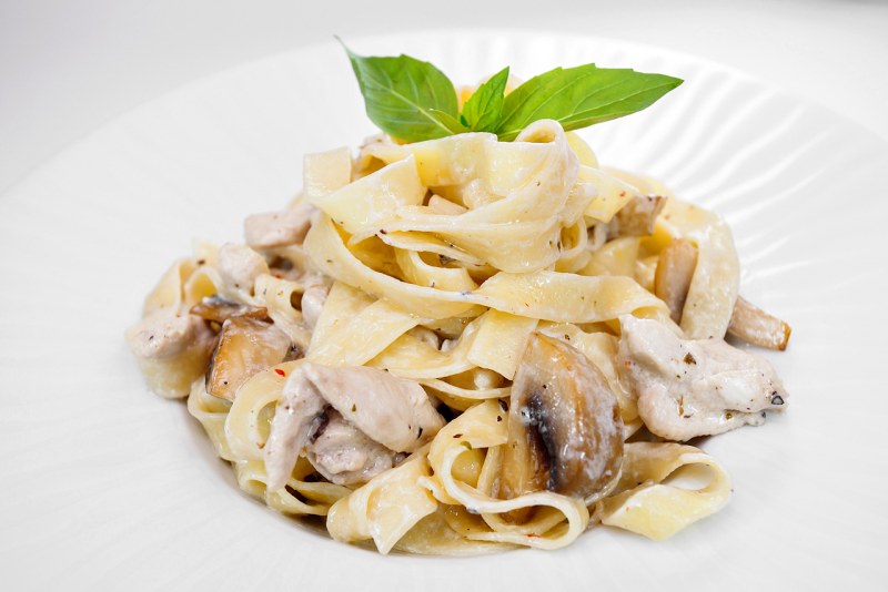 Паста Феттуччине с курицей и грибами
