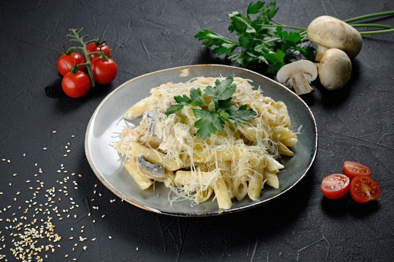 Паста фетучини с курицей в сливочном соусе