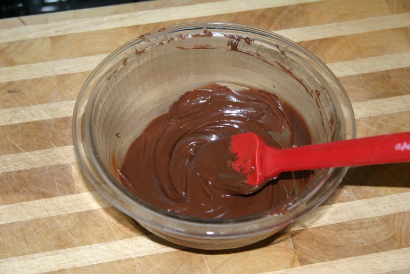 Растопленный шоколад с маслом