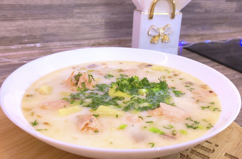 Уха из сёмги со сливками и луком пореем