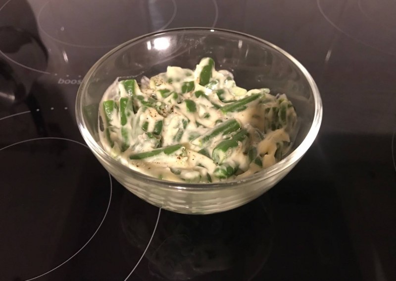 Салат из языка и фасоли стручковой майонезом