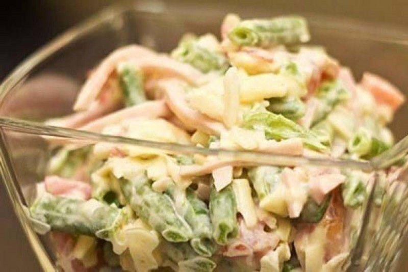 Салат с курицей и стручковой фасолью и кукурузой