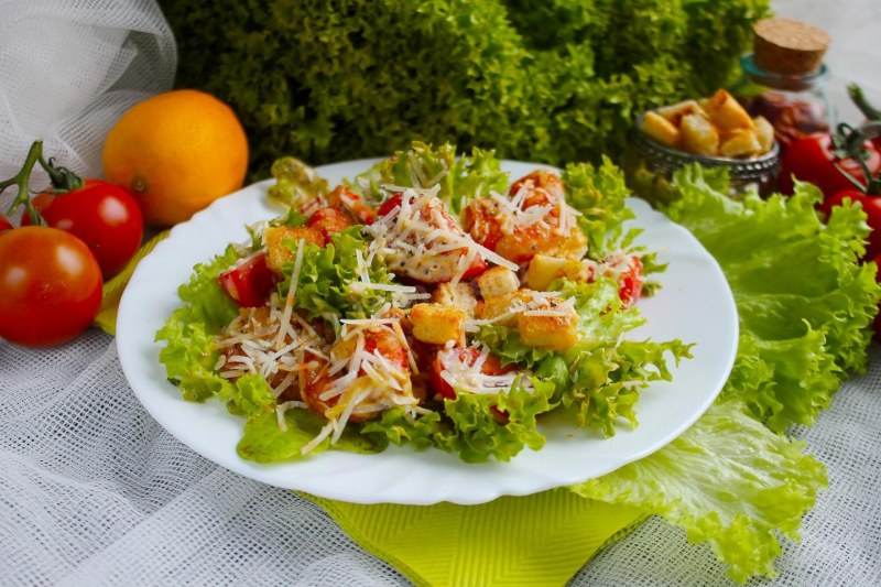 Салат Цезарь с креветками