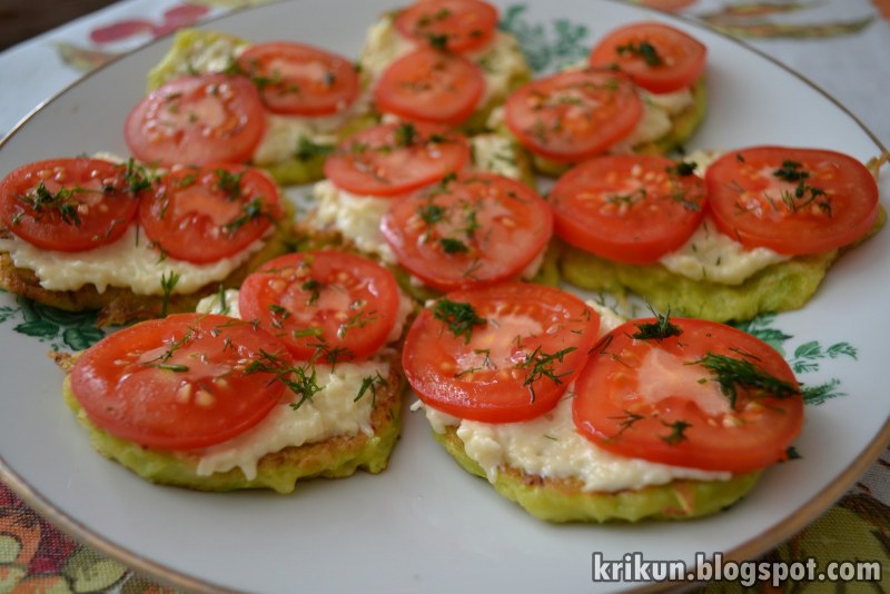 Кабачковый блинчик с помидором и сыром