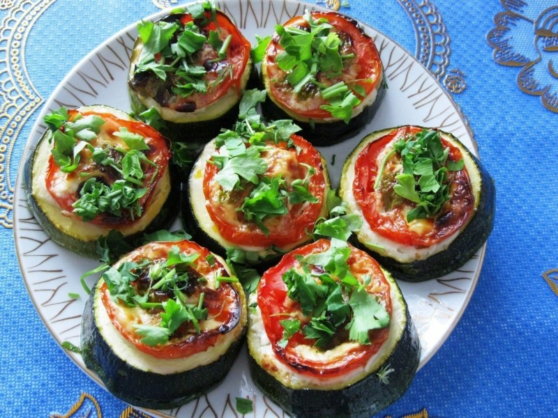 Кабачки с помидорами и чесноком