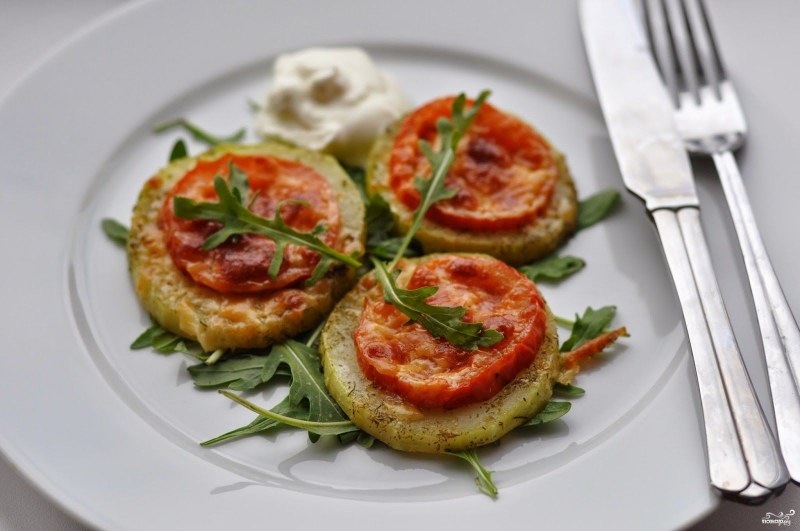 Кабачки с помидорами и сыром