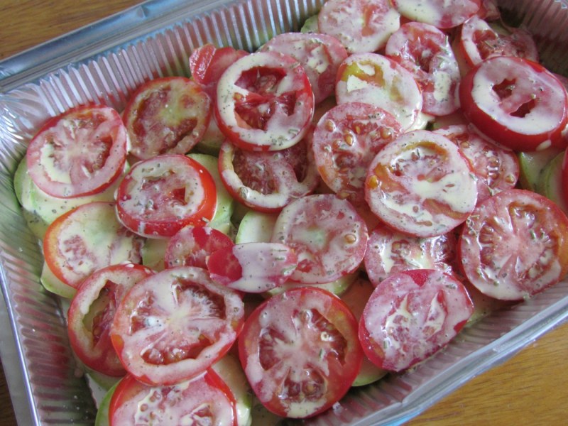 Кабачки в духовке с помидорами и сыром и чесноком