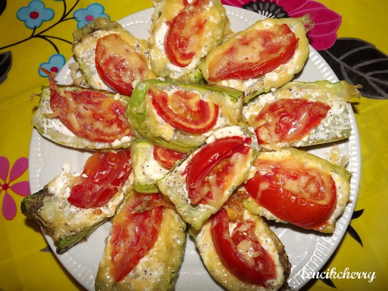 Кабачки запеченные с перцем и помидорами
