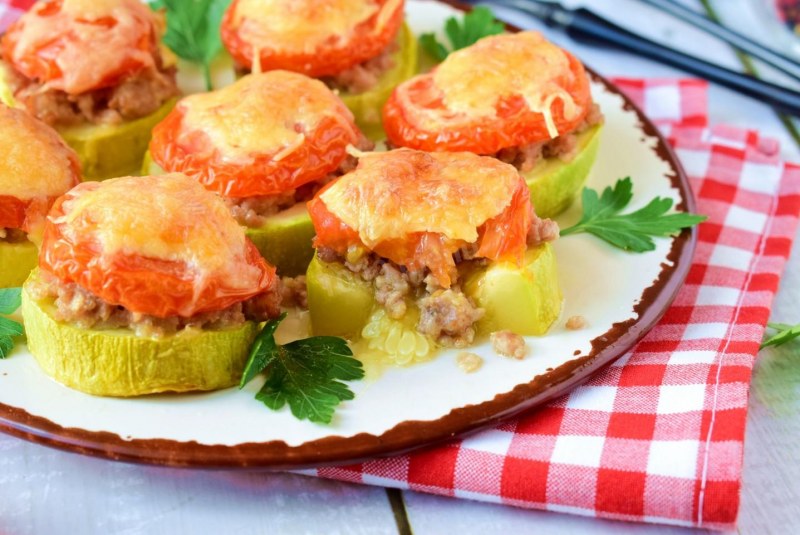 Кабачки с фаршем в духовке кружочками с помидорами и сыром