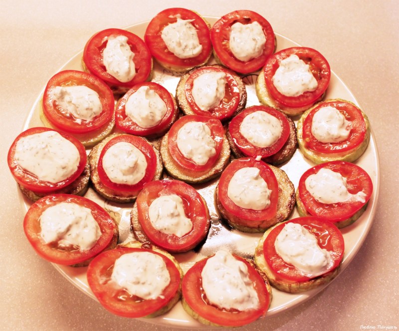 Кабачки с помидорами и чесноком