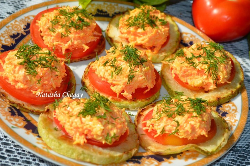 Жареные кабачки с помидорами и сыром