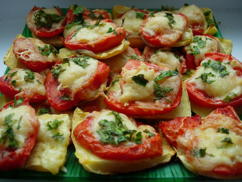 Кабачки с помидорами и чесноком