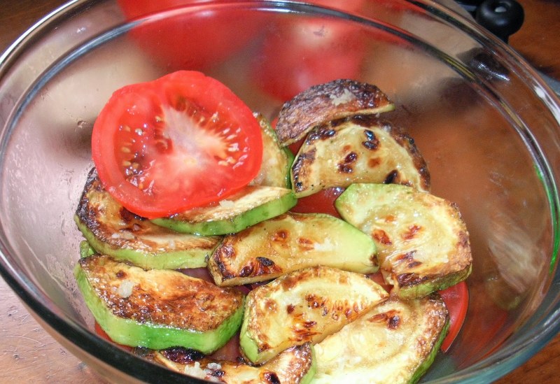 Кабачки с помидорами слоями закуска