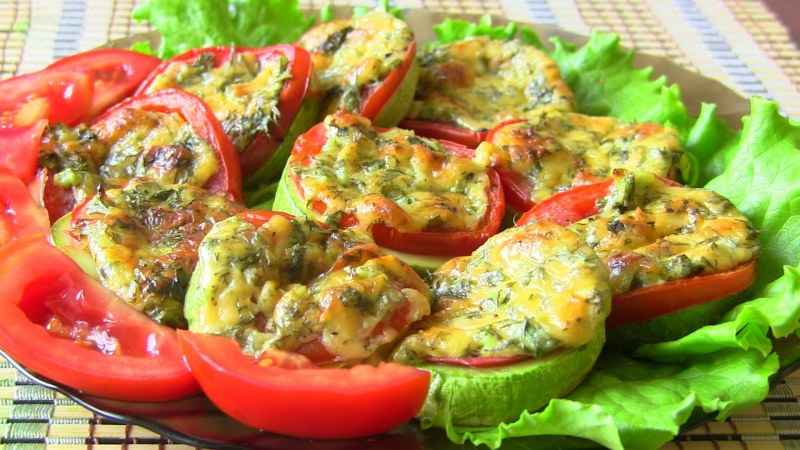 Кабачки кружочками в духовке с помидорами и сыром