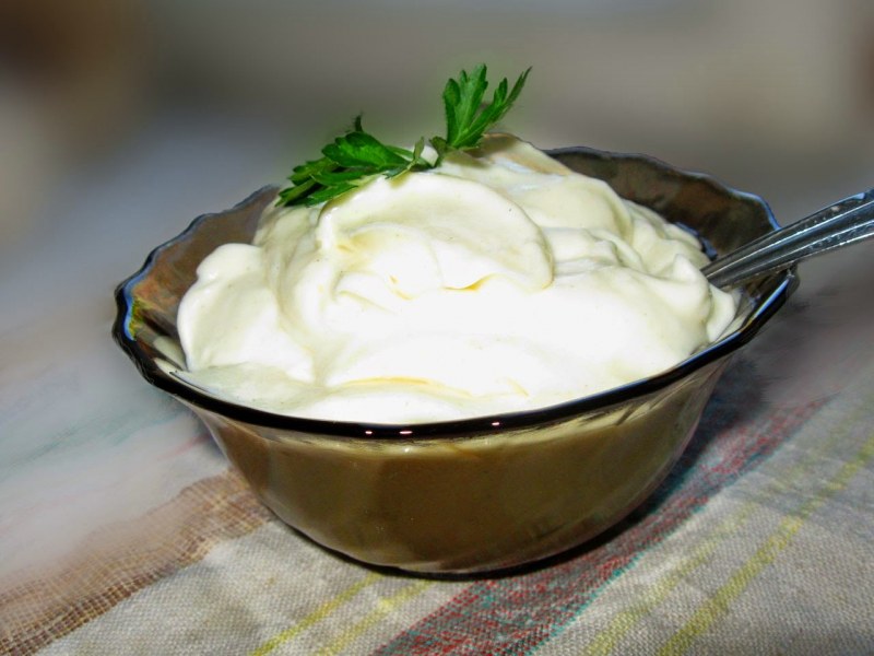 Майонез льется