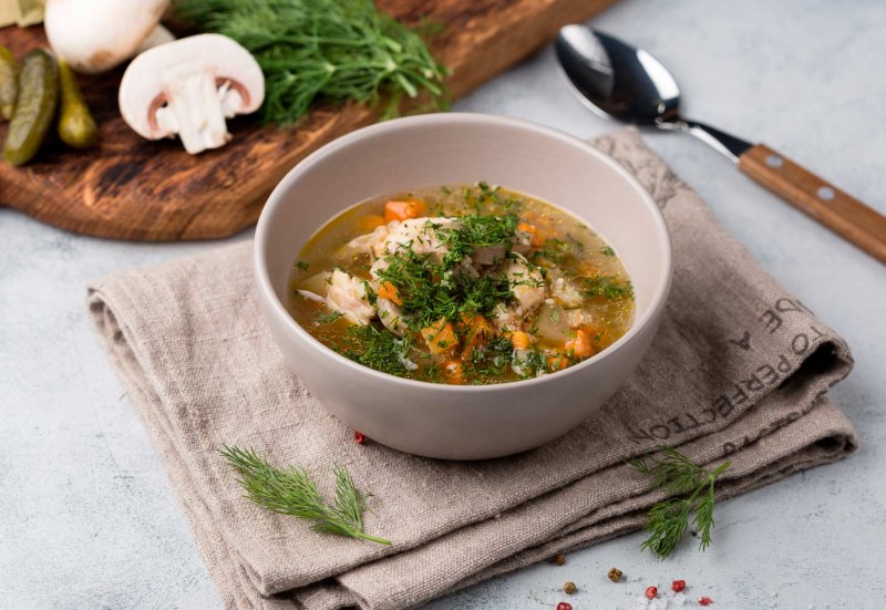 Рассольник с перловкой и солеными огурцами классический