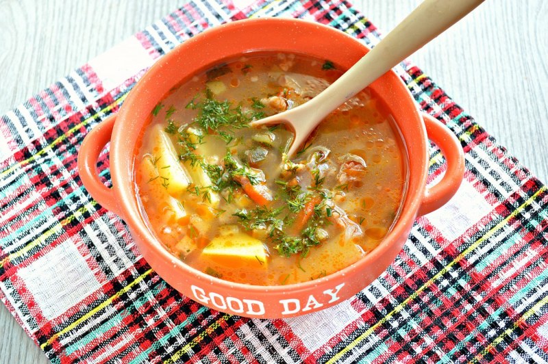 Рассольник с перловкой и солеными огурцами с говядиной