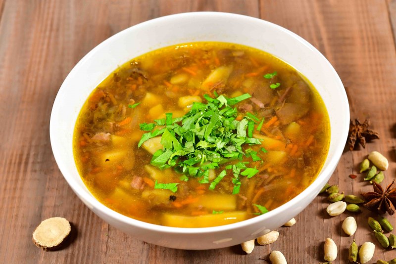 Солянка с перловкой и солеными огурцами