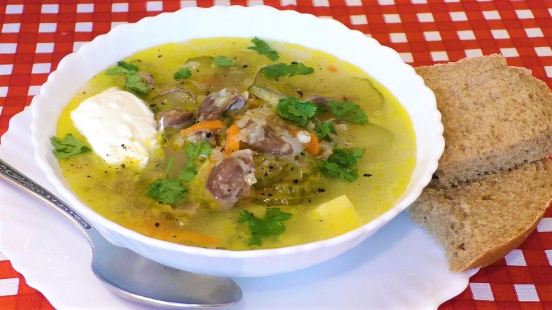 Ленинградский рассольник с перловкой и солеными огурцами