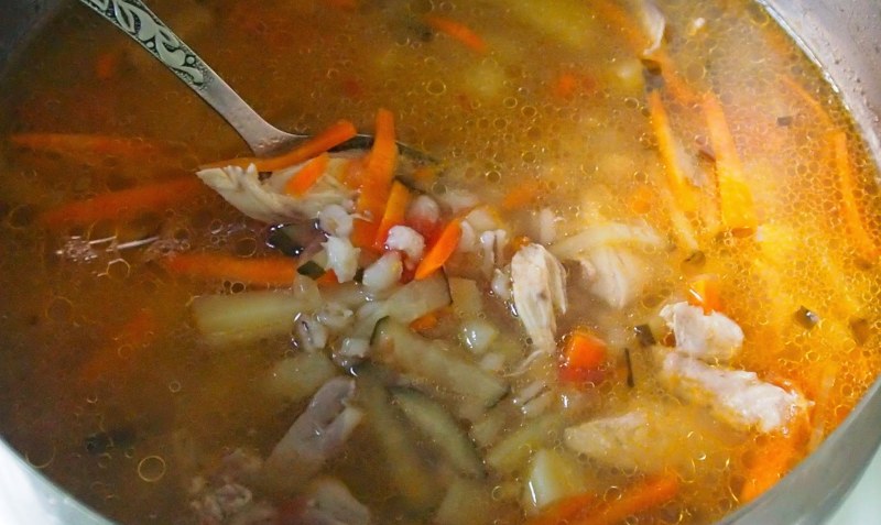 Ленинградский рассольник с перловкой и солеными огурцами