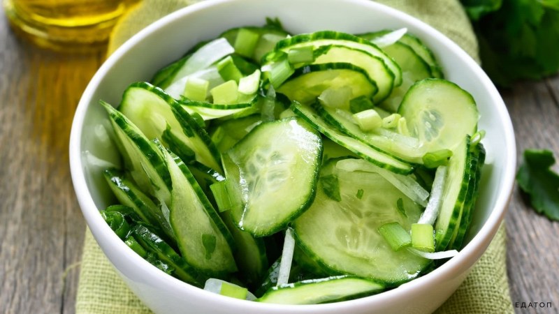 Салат с солёными огурцами