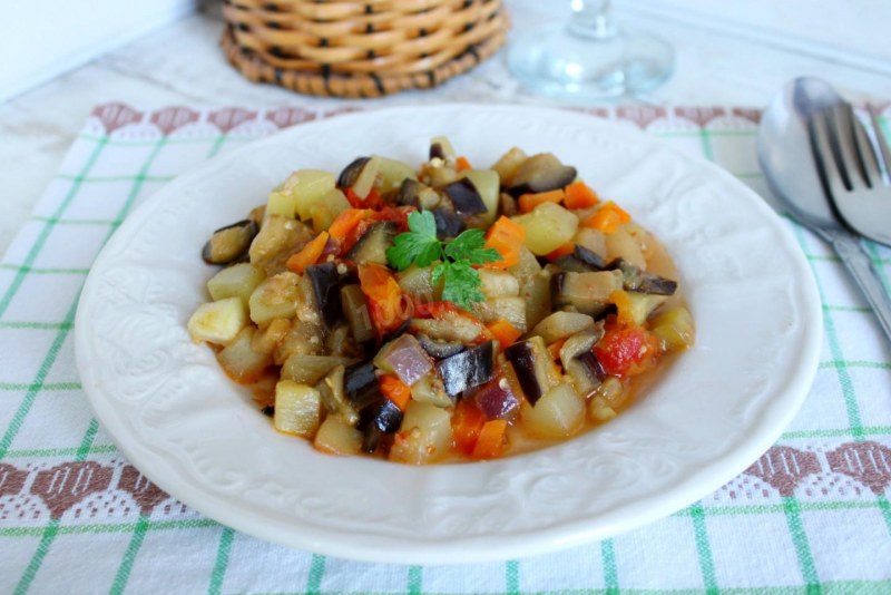 Рагу из баклажанов с овощами на сковороде