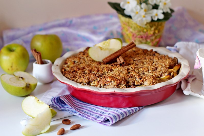 Шарлотка с яблоками и клюквой
