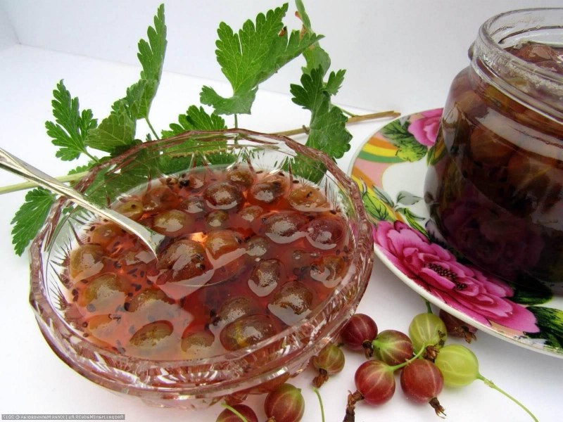 Компот из крыжовника и вишни