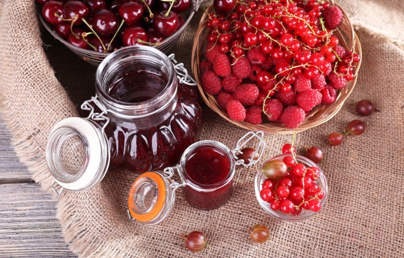 Вишня крыжовник на белом фоне