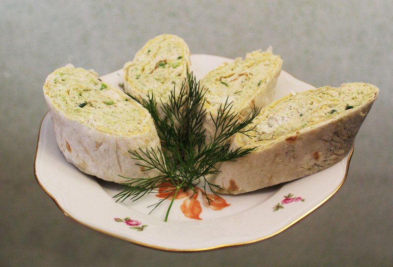 Рулетики из омлета с песто и сыром