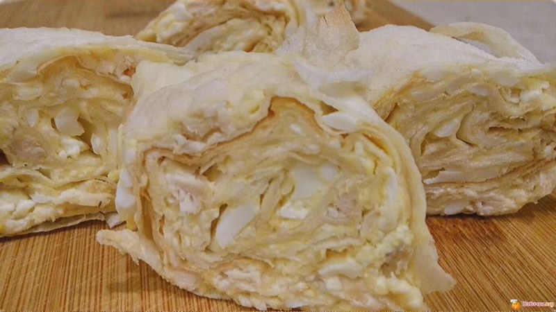 Рулет из лаваша с курицей и сыром