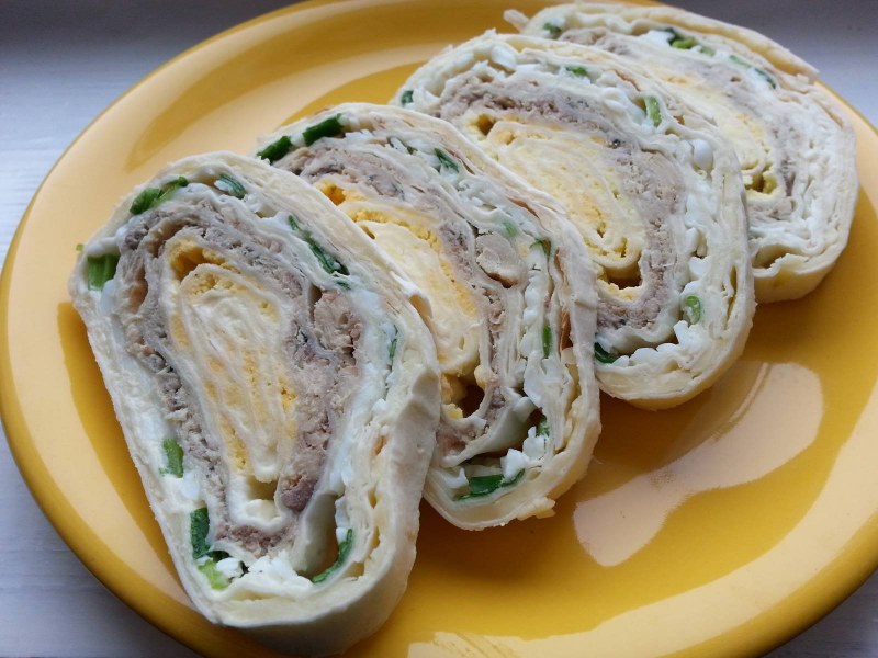 Рулет из лаваша с корейской морковкой