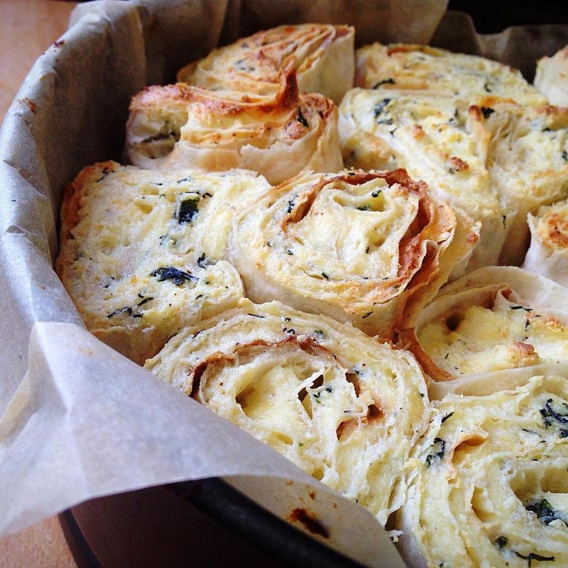 Рулет из лаваша с красной рыбой и огурцом