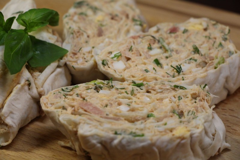 Рулет из лаваша с корейской морковкой
