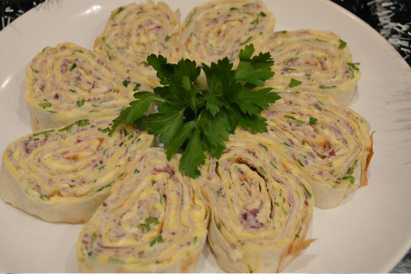 Рулет из лаваша с куриной грудкой и сыром