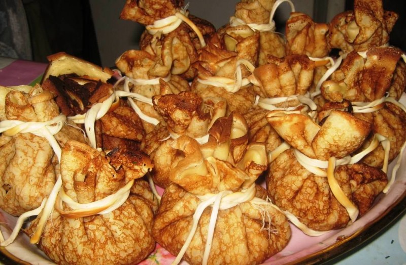 Блинные мешочки с курицей и картошкой